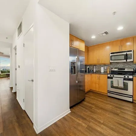 Appartement Skyline Oasis: Luxe 3-Floor Waterfront Penthouse